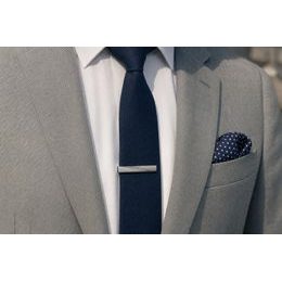 Strieborná pánska spona na kravatu s textúrovaným stredom