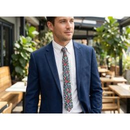 Biały krawat z niebieskim wzorem