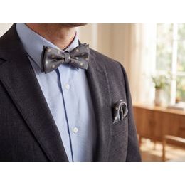 Grafitový motýlik s vreckovkou a ružovými bodkami