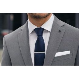 Strieborná pánska spona na kravatu s textúrovaným stredom