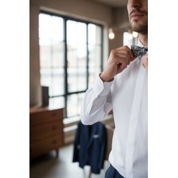 Biely motýlik s vreckovkou a lesklými prúžkami