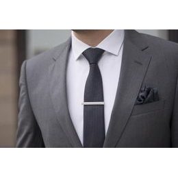 Strieborná pánska spona na kravatu s reliéfnymi koncami