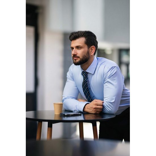 Blaue Krawatte mit Streifenmuster