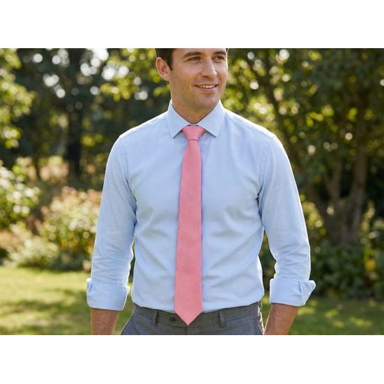 Rózsaszín nyakkendő finom relief mintával