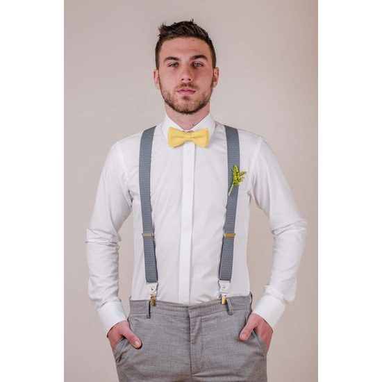 Papion și batista de culoare galbenă