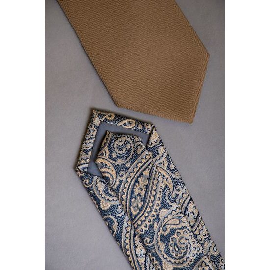 Modrá slim kravata s béžovým paisley motivem