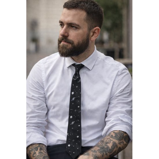 Čierna slim kravata s planétami