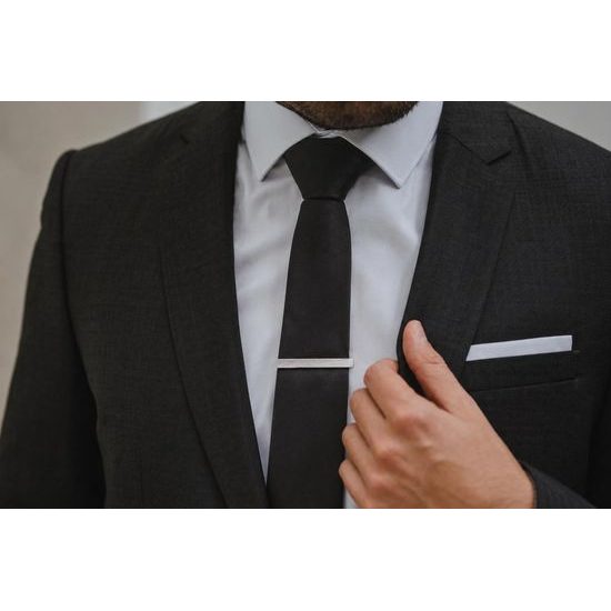 Strieborná spona na kravatu s jemným vzorom