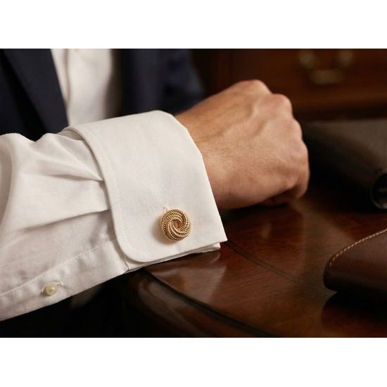 Goldene Manschettenknöpfe mit Spiral­muster