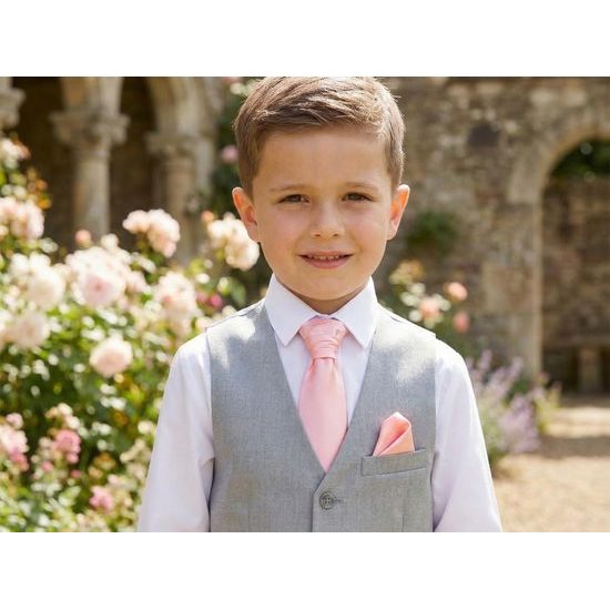 Ružová chlapčenská regata s vreckovkou