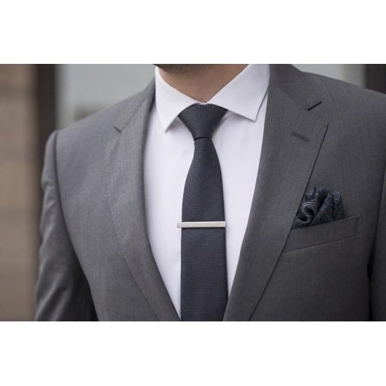 Strieborná pánska spona na kravatu s reliéfnymi koncami