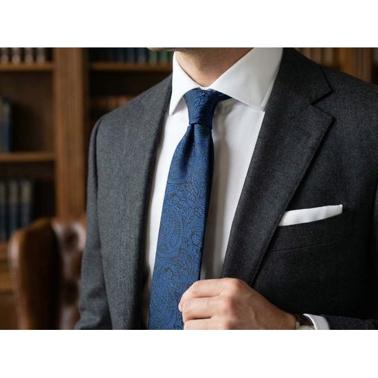 Tmavomodrá kravata s reliéfnym vzorom