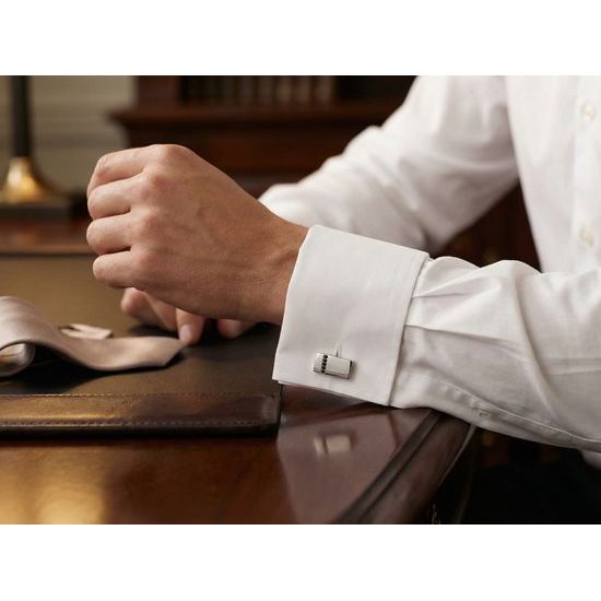 Silberne Manschettenknöpfe mit schwarzen Strasssteinen