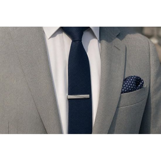 Strieborná pánska spona na kravatu s textúrovaným stredom