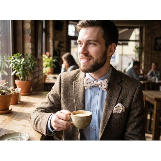 Cremefarbene Fliege mit Einstecktuch, Muster Coffee