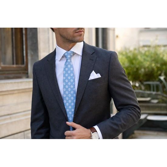 Hellblaue Krawatte mit Blumenmuster
