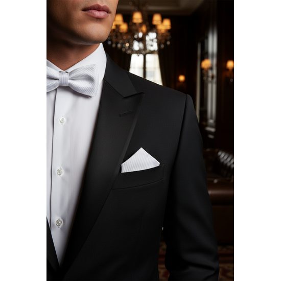 Fehér csokornyakkendő díszzsebkendővel, fényes csíkokkal