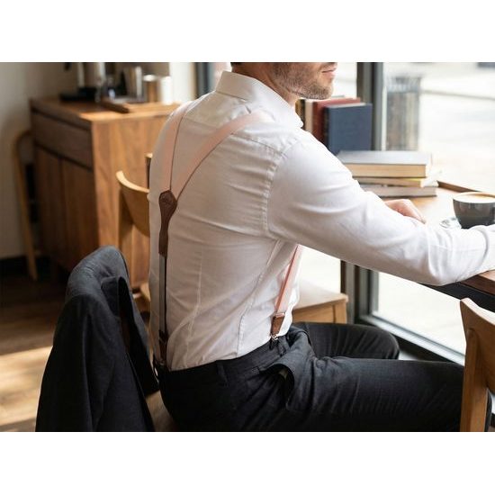 Púdrové látkové traky s hnedou kožou a kovovými klipy v darčekovej kr