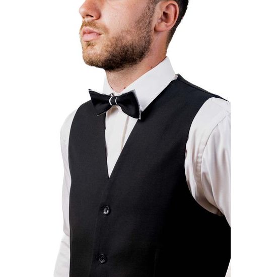 Fekete mellény csokornyakkendővel