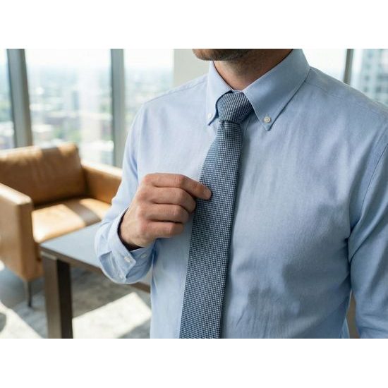 Modrá kravata s jemnou strukturou