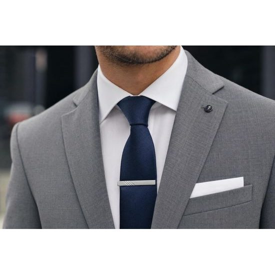 Strieborná pánska spona na kravatu s rytými líniami