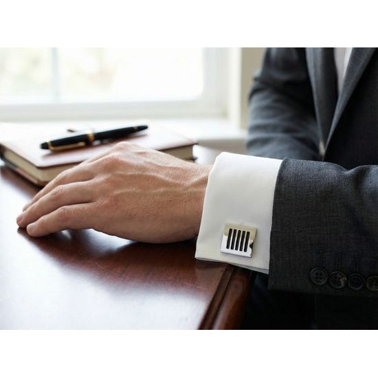 Hranaté manžetové gombíky s čiernymi prúžkami