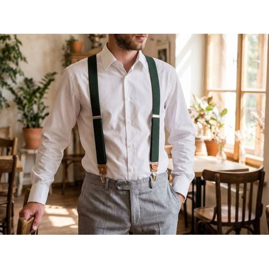 Zelené elastické traky s koženými doplnkami