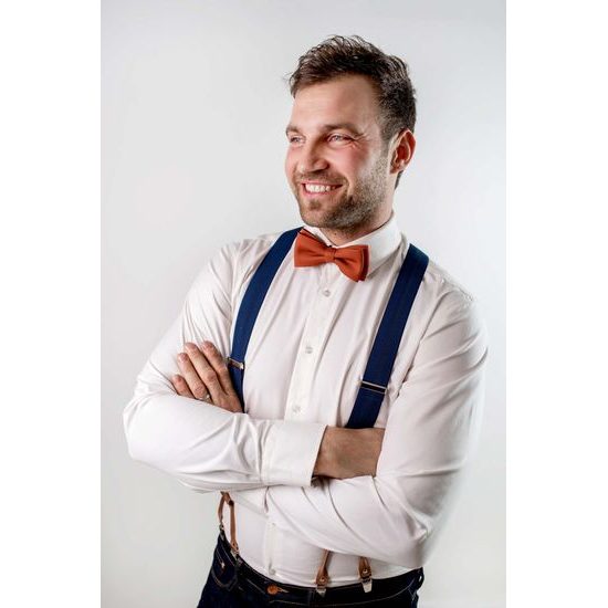 Škoricovo hnedý motýlik s vreckovkou