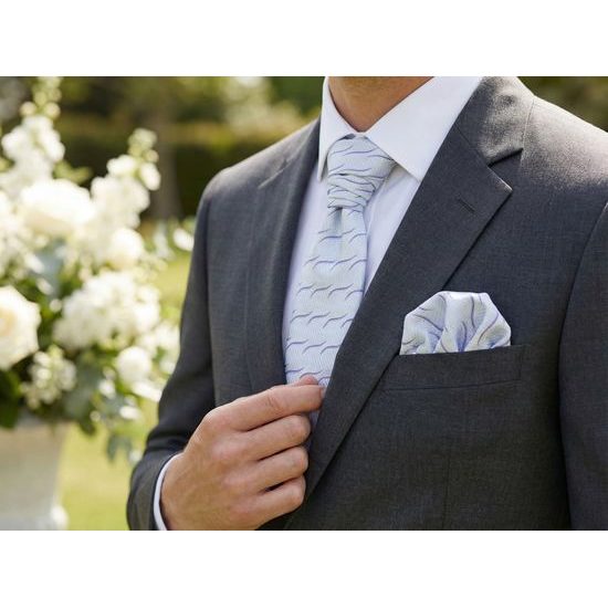 Heller Plastron mit violettem Wellenmuster