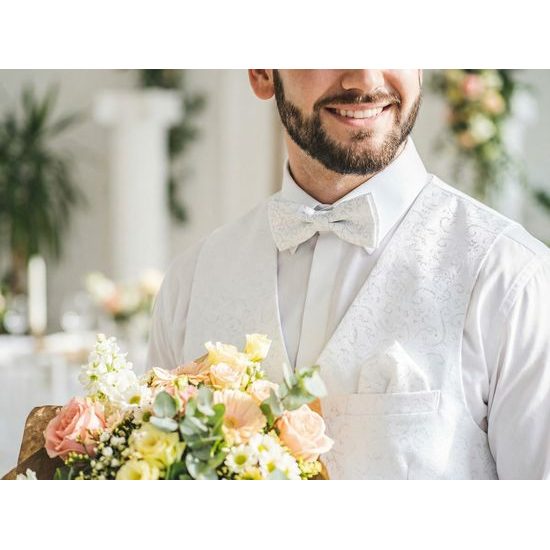 Weiße Fliege und Einstecktuch mit mit glänzenden Ornamenten