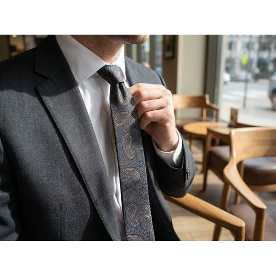 Tmavomodrá pánska kravata s paisley vzorom