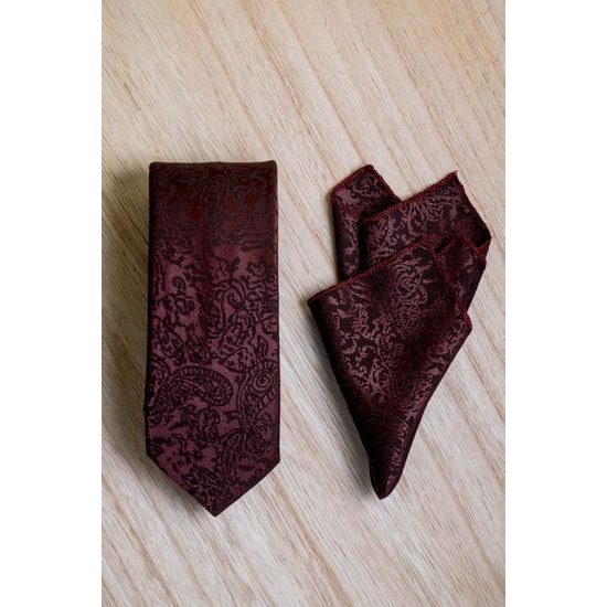 Bordová kravata s paisley vzorom a vreckovkou