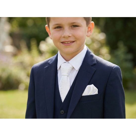 Biela chlapčenská regata s ornamentom a vreckovkou