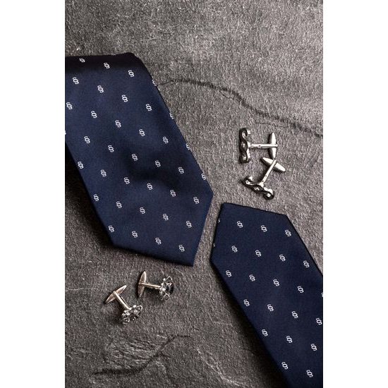 Sötétkék keskeny nyakkendő jogi mintával