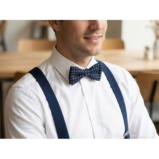 Dunkelblaue Baumwollfliege mit weißen Punkten