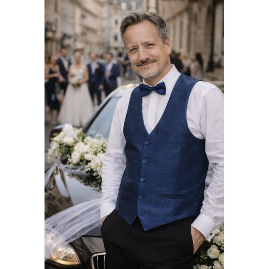 Blaue Herren Weste mit Fliege und Einstecktuch