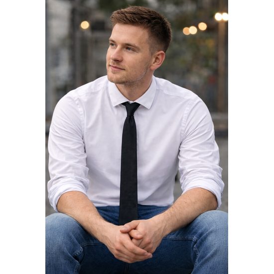 Čierna pánska slim kravata s jemným leskom