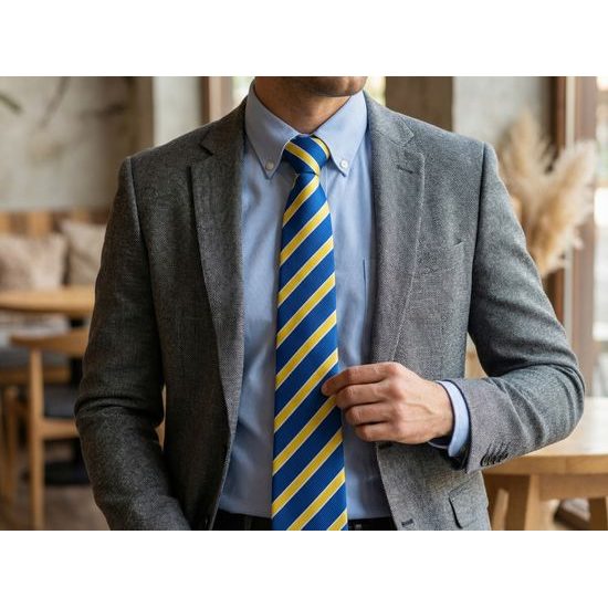 Blaue Krawatte mit gelben Streifen