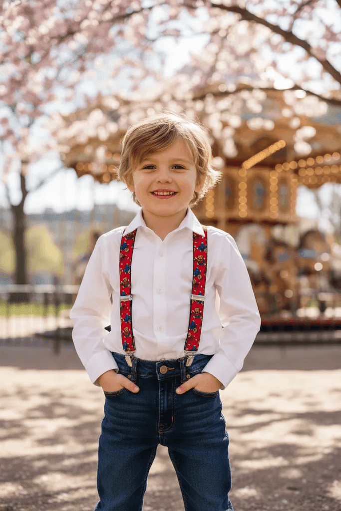 Chlapec má na sobě šle s medvídkem