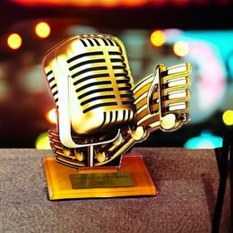 Trofeo Acrílico Cannes de Micrófono de Canto
