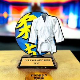 Trofeo Roswell en Acrílico Negro para Artes Marciales