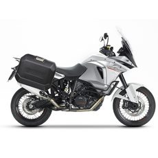 Kompletná sada bočných čiernych hliníkových kufrov SHAD TERRA BLACK, 36/47 l litrov, vrátane montážnej sady SHAD KTM Adventure 1090, 1190, Super Adventure 1290 (R, S)