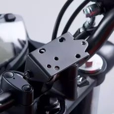 990D0-28KNB-000 Držiak navigácie