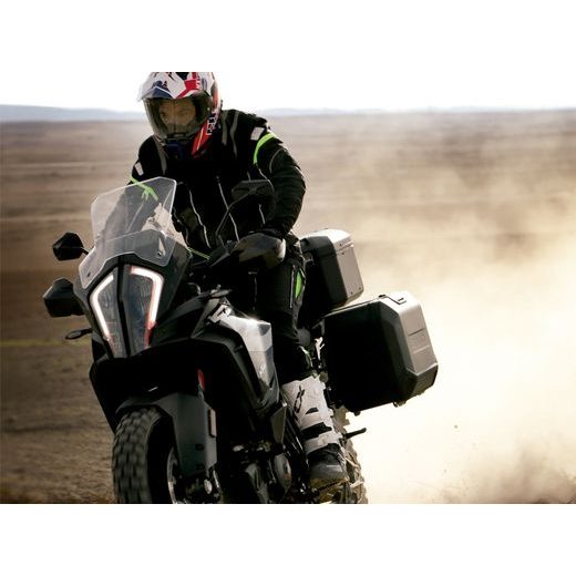 Kompletná sada čiernych hliníkových kufrov SHAD TERRA BLACK, 48 litrov vrchný kufor, 36/47 litrov bočné kufre, vrátane montážnej sady a platni SHAD MOTO GUZZI V 85 TT