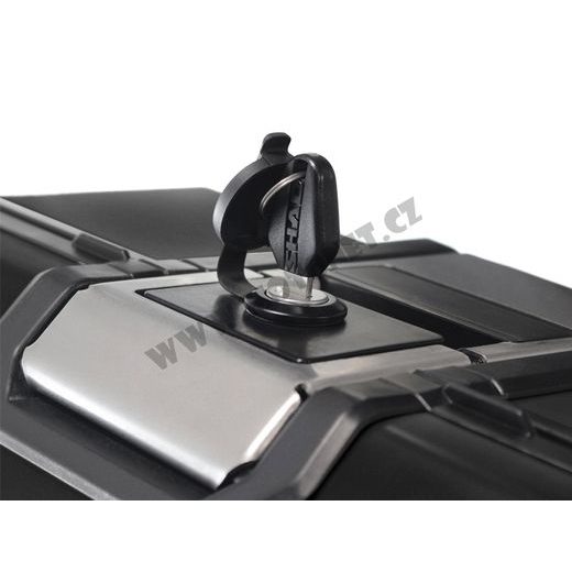 Kompletná sada bočných čiernych hliníkových kufrov SHAD TERRA BLACK, 47/47 litrov bočné kufre, vrátane montážnej sady SHAD HONDA NC 750 X 2021-