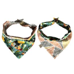 FUNKY DOG Barevný šátek s tukany