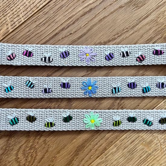 FUNKY DOG Ručně vyšívaný konopný obojek pro psa – originál s včeličkami