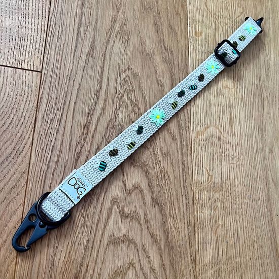 FUNKY DOG Ručně vyšívaný konopný obojek pro psa – originál s včeličkami