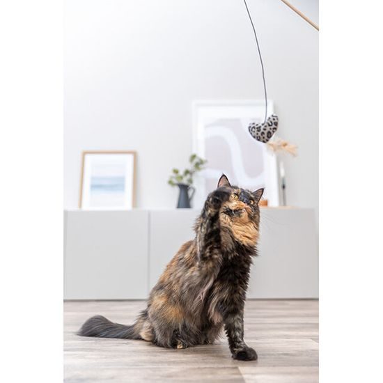 TRIXIE Hrací prut se srdíčkem, peříčko, catnip, 50 cm, plyš/dřevo