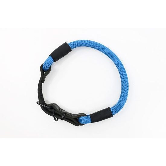 Aminela Obojek lano s kůží černé kování modrá